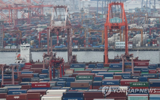 부산항 신선대부두와 감만부두에 수출입 화물을 실은 컨테이너가 가득 쌓여 있다. <사진:연합뉴스>